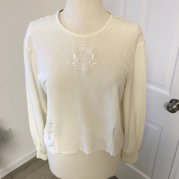 Jones New York Tops - Vintage Embroidered Emblem Top